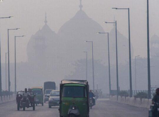 Lahore Tops Global Pollution Charts as Smog Emergency Grips Pakistan's Cultural Capital